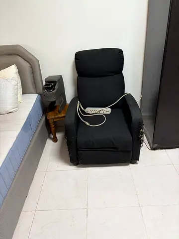 Used black electric recliner chair (needs repair)