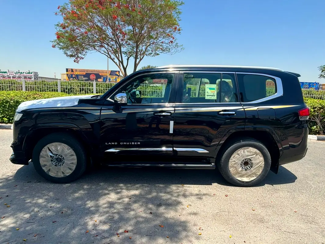 Toyota Land Cruiser 2024 — photo 1 of 19