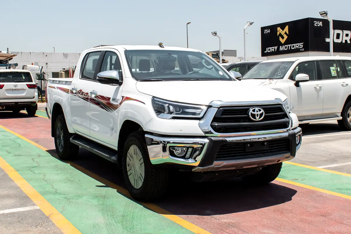 Toyota Hilux 2026 — photo 1 of 18