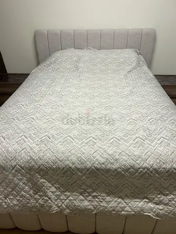 Queen Bed with Headboard and Hydraulic spacious storage - Perfect Condition