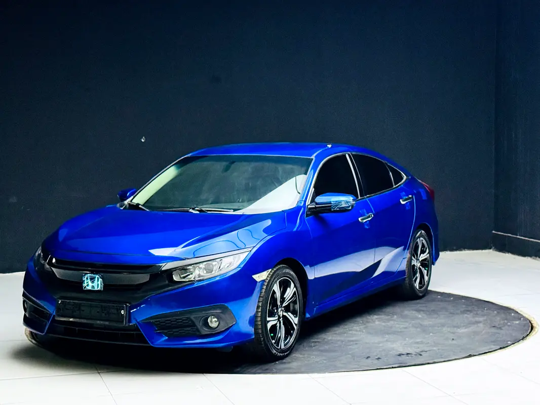 Honda Civic 2018 — photo 1 of 13