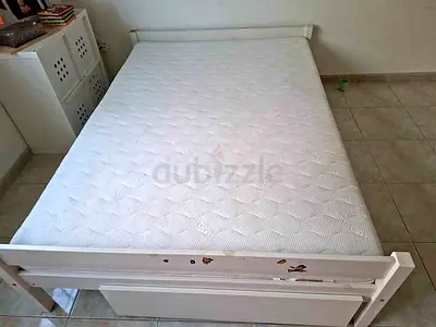 Beautiful queen size bed with excellent mattress
