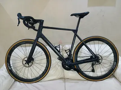 Full Carbon Canyon Road Bike 2024 Model 7.5KG very lightweight Look Cleates paddle included. Full In