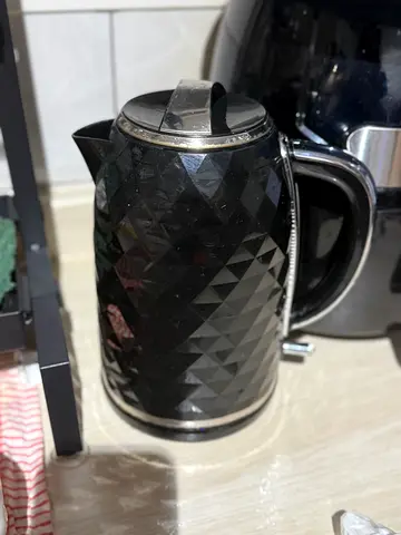 Black electric kettle — 1.7L,