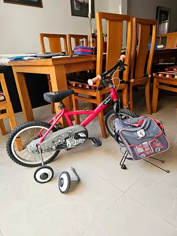 Decathlon Kids bike 16 4-6 years, with stabilisers and back case