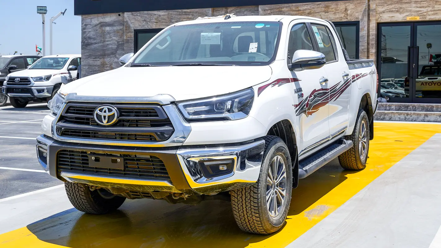 Toyota Hilux 2024 — photo 1 of 16