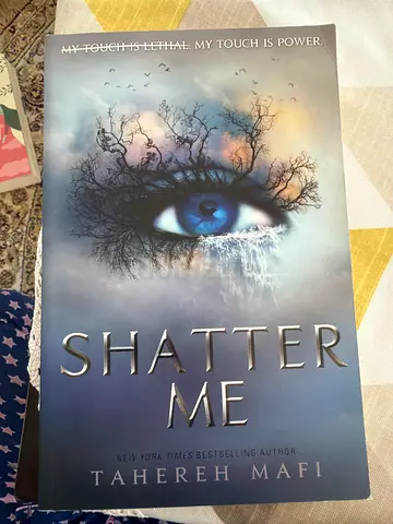 Shatter Me by Tahereh Mafi - Paperback