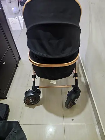 Teknum black pram stroller with gold frame - Reversible. very good condition. Almost new.