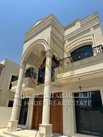 وخزائن حائط مدمجة، بالإضافة إلى مجلس كبير مستقل وصالة واسعة، وغرفة خادمة، ومطبخ مجهز بمساحة عملية. كما تتميز الفيلا بحوش خارجي واسع مع شلال جمالي للسك