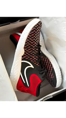 🏀 Nike KD Trey 5 VIII
📏 Size US 10 / UK 9 / EU 44

Designed for players who need speed, comfort, a