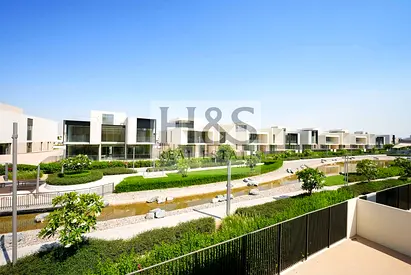 5 beds villa + basement and roof lounge Water view