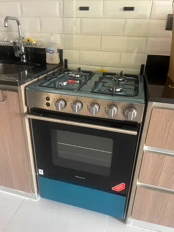 Brand New HiSense freestanding gas oven and stove, 4-burner range in good condition