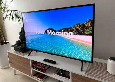 Samsung 43” 4K UHD Smart TV (UA43NU7100), 60 Hz – Excellent Condition