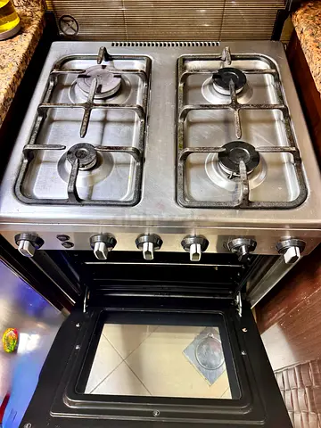 Gas Cooking range with 4 stove from Midea