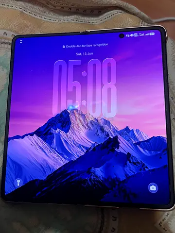 Honor magic v5 foldable phone in very good condition with box and charger and cover 2025 model