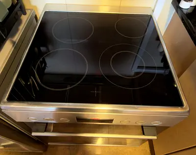 Bosch Glass-top electric stove with oven - good condition