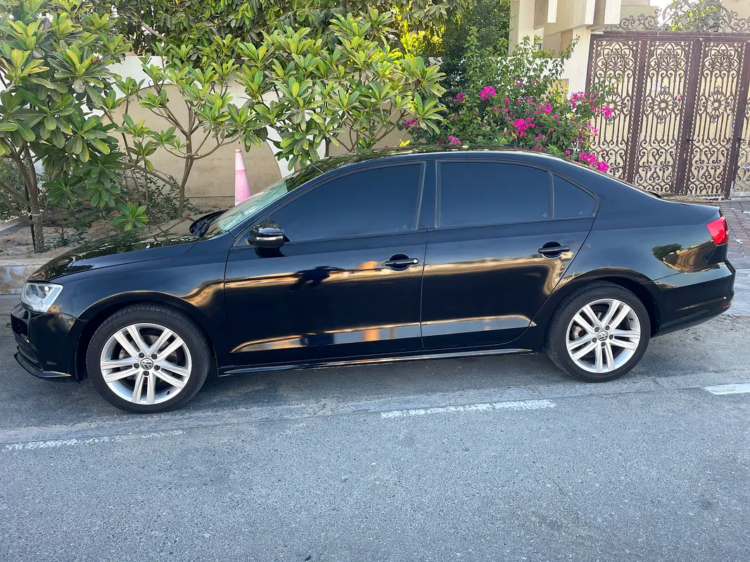 Volkswagen Jetta 2016 — photo 1 of 11