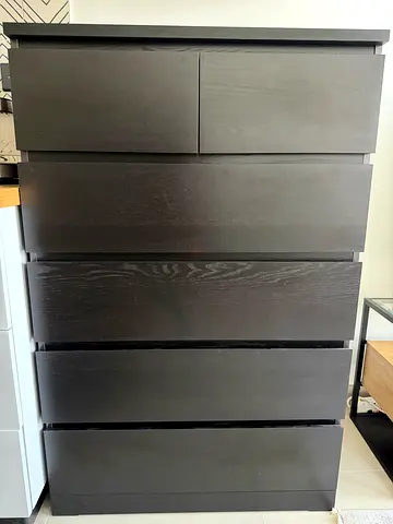Dark Wood 6-Drawer Dresser / Chest in Good Condition