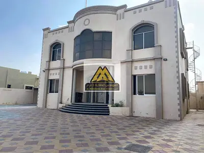 4 غرف نوم ماستر مع خزائن حائط مجلس رجالي مع غرفة طعام وحمام ومغاسل مجلس نسائي مع حمام ومغاسل صالة واسعة غرفة خادمة ماستر مجلس في الطابق العلوي