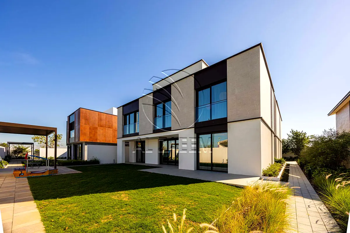 √Luxury Living | High Ceiling | Single Row Corner√