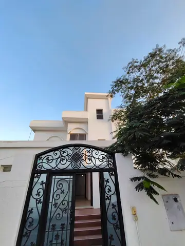 شرقان الشارقه-طابقين + ملحق خارجي 5 غرف نوم ماستر مجلس واسع صالتان مطبخ مجهز بالكامل غاز مركزي تكييف سبليت جديد