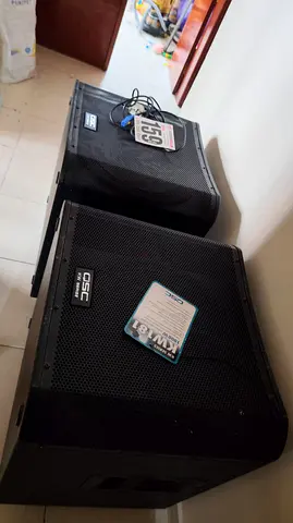 Pair QSC KW181 1000W 18 Powered Subwoofers active
