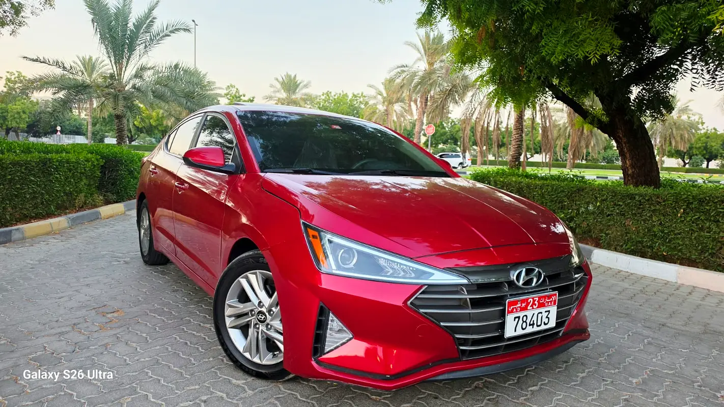 Hyundai Elantra 2019 — photo 1 of 15