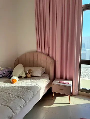Kid’s pink bed + ‘mattress + side pedastal