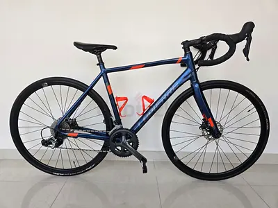Bike for sale in Dubai! Used Giant Road/Gravel Bike - Alloy Frame, Disc Brakes, Shimano Groupset
