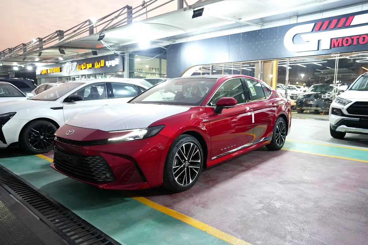 Toyota Camry 2025 — photo 1 of 17