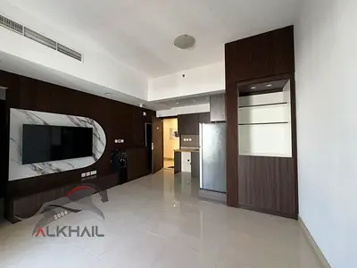 ستوديو مُجدد بالكامل للإيجار في مبنى K1 – DLRC | طابق علوي وإطلالة مفتوحة