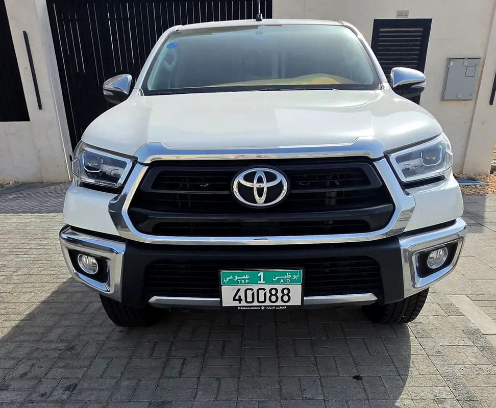 Toyota Hilux 2025 — photo 1 of 7