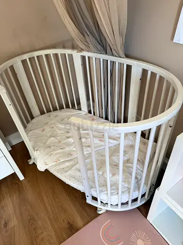 Stokke White Oval Wooden toddler bed  - Good Condition with few scratches but can be repainted