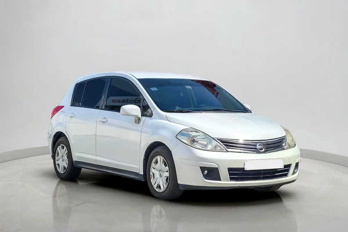 Nissan Tiida 2012 — photo 1 of 13