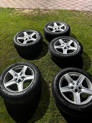 Original Defender Land Rovers Rims withs tyres