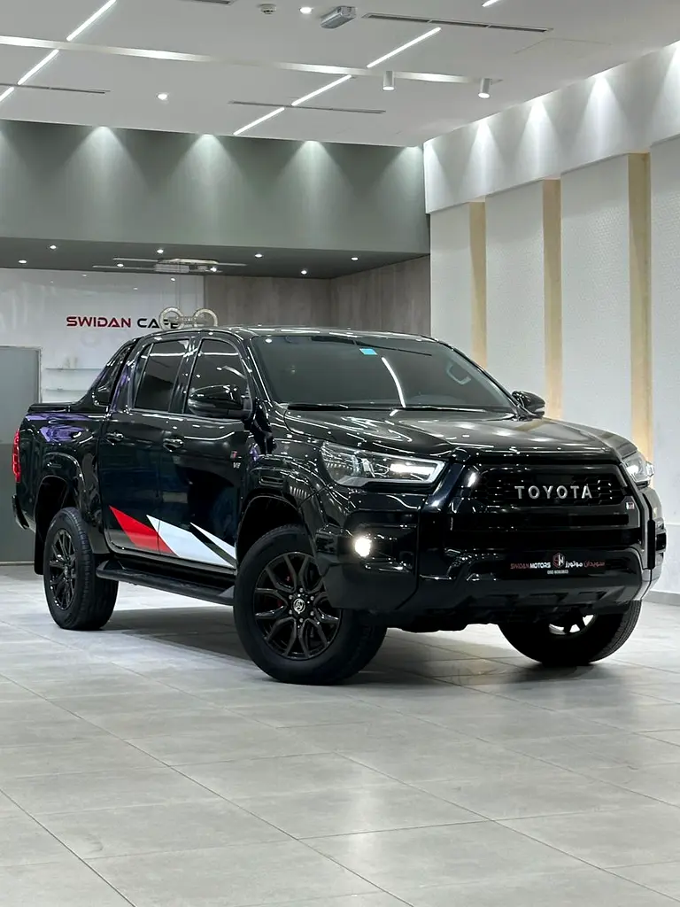 Toyota Hilux 2022 — photo 1 of 20