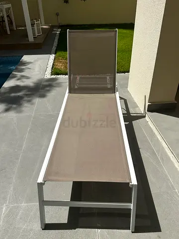 Aluminium outdoor sun lounger with tupe mesh fabric and white structure