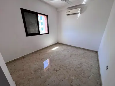 بلكونة بإطلالة ممتازة + تكييف سبليت + بجوار دوار السفينة + موقع حيوي على كورنيش عجمان