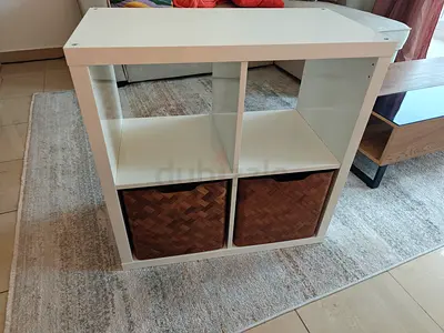 White 4-Cube Storage Shelf with 2 Woven Baskets