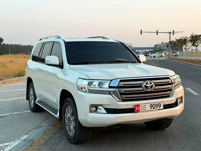 تويوتا لاندكروزر GXR V6 موديل 2018 خليجي صبغ الوكالة بقمة النظافة