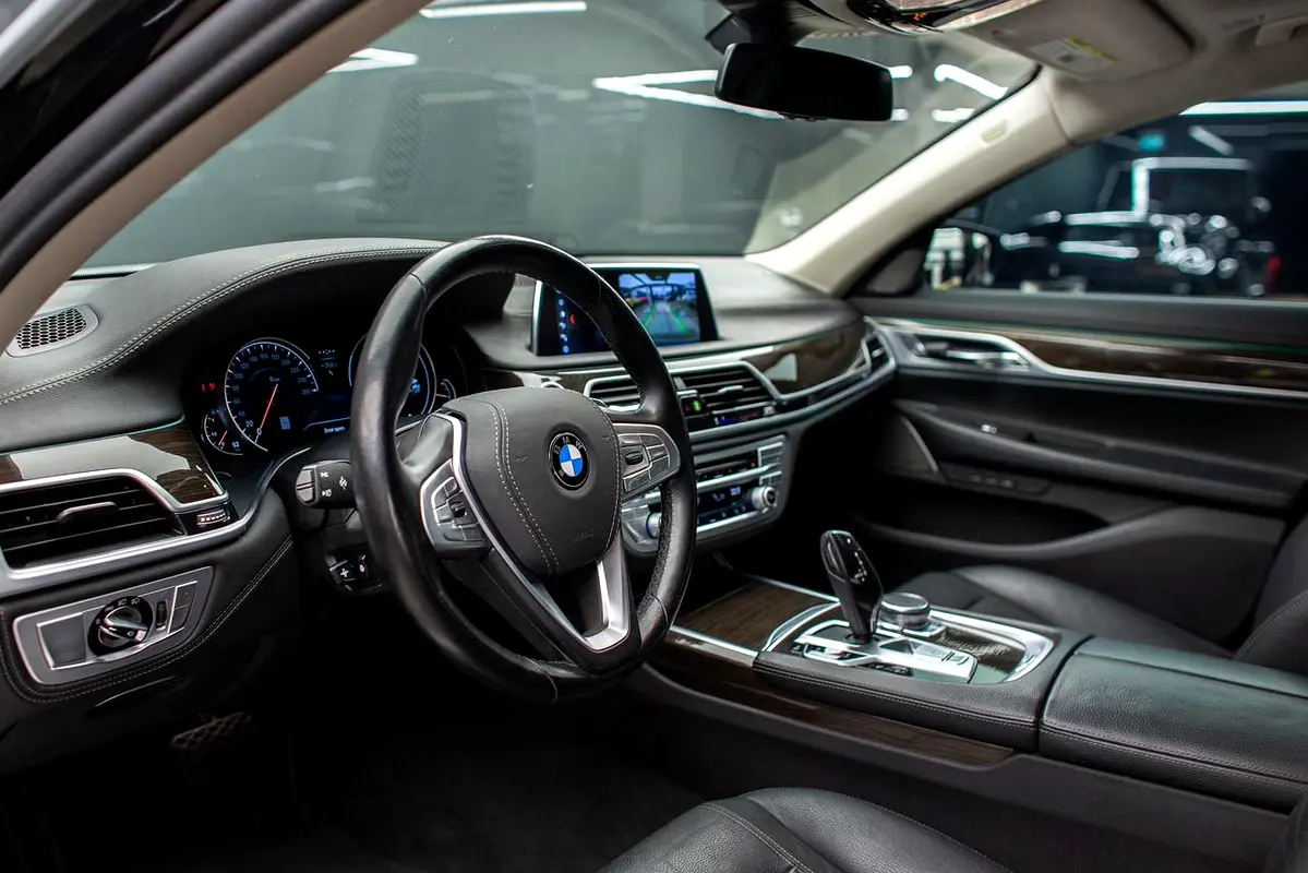 BMW 7-Series 2019 — photo 1 of 6