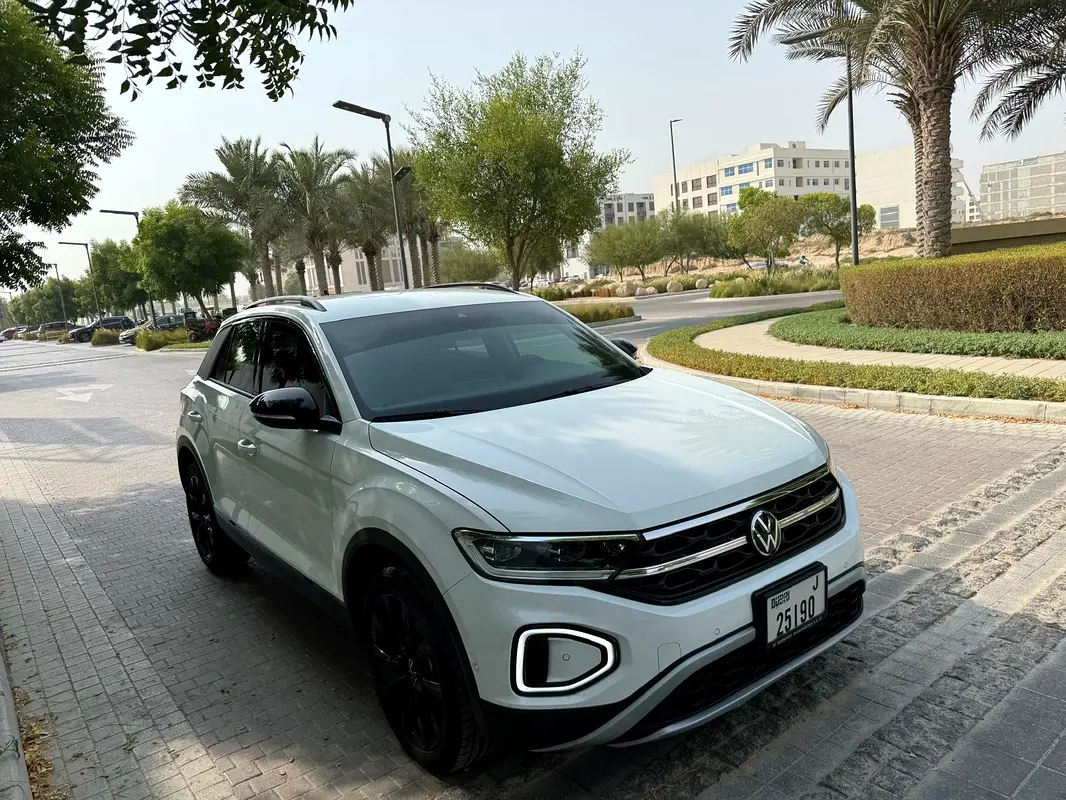 Volkswagen T-Roc 2023 — photo 1 of 10