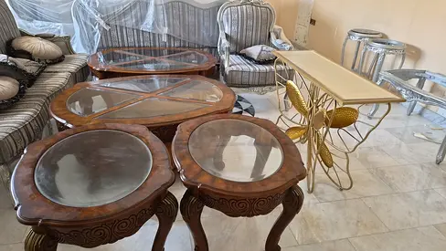 طاولتين كبار وطاولتين صغار من الخشب والزجاج مع طاولة مدخل من الحديد بـ1500