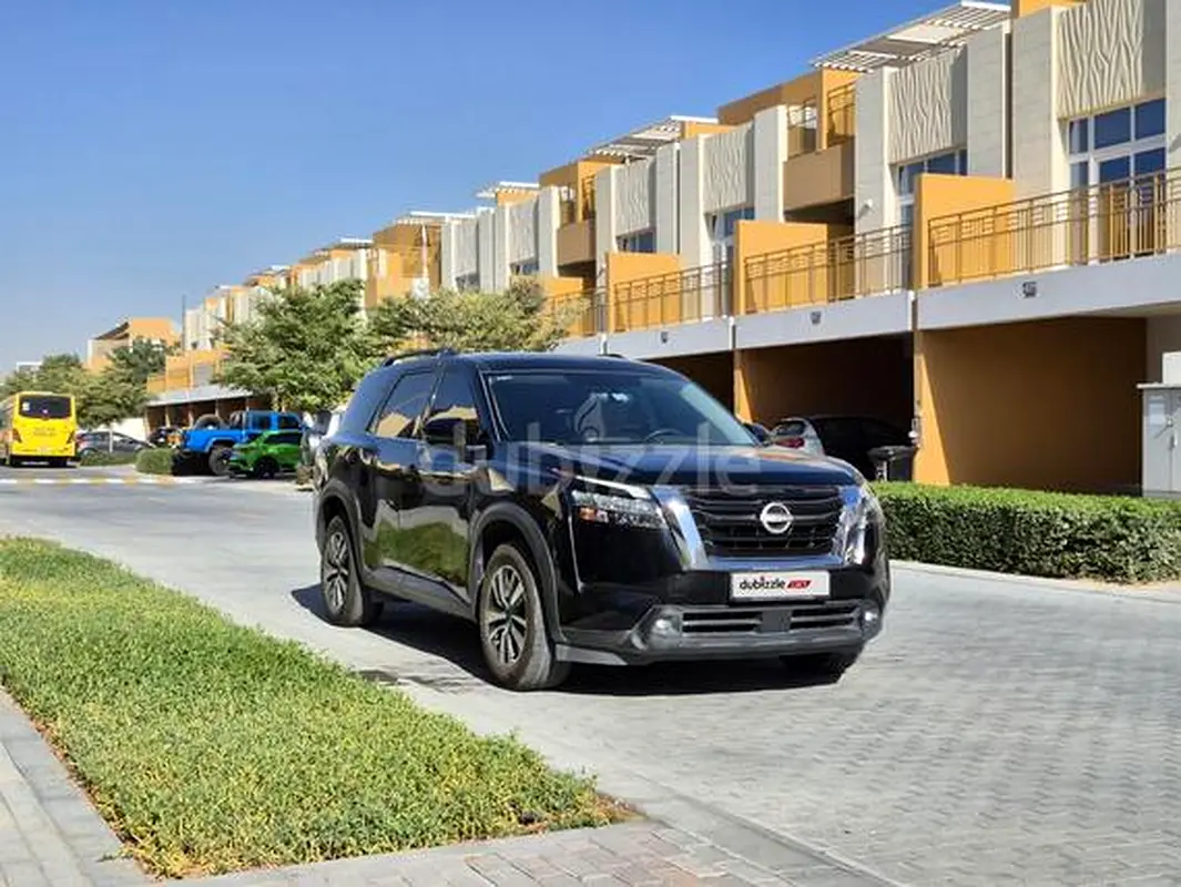 Nissan Pathfinder 2024 — photo 1 of 15
