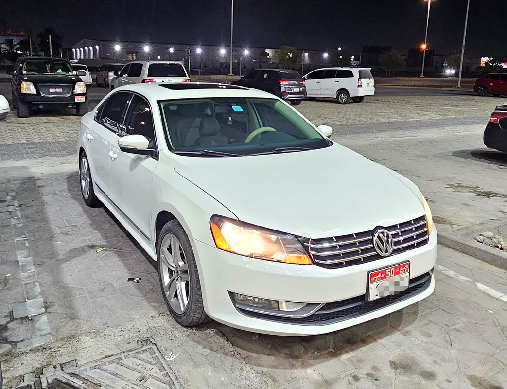 Volkswagen Passat 2013 — photo 1 of 12