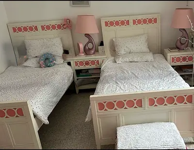 2 single beds with matching bedside tables and lamps