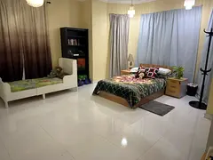 Room available for single Ladies , families or Couples.in Jumairha 3 villa
