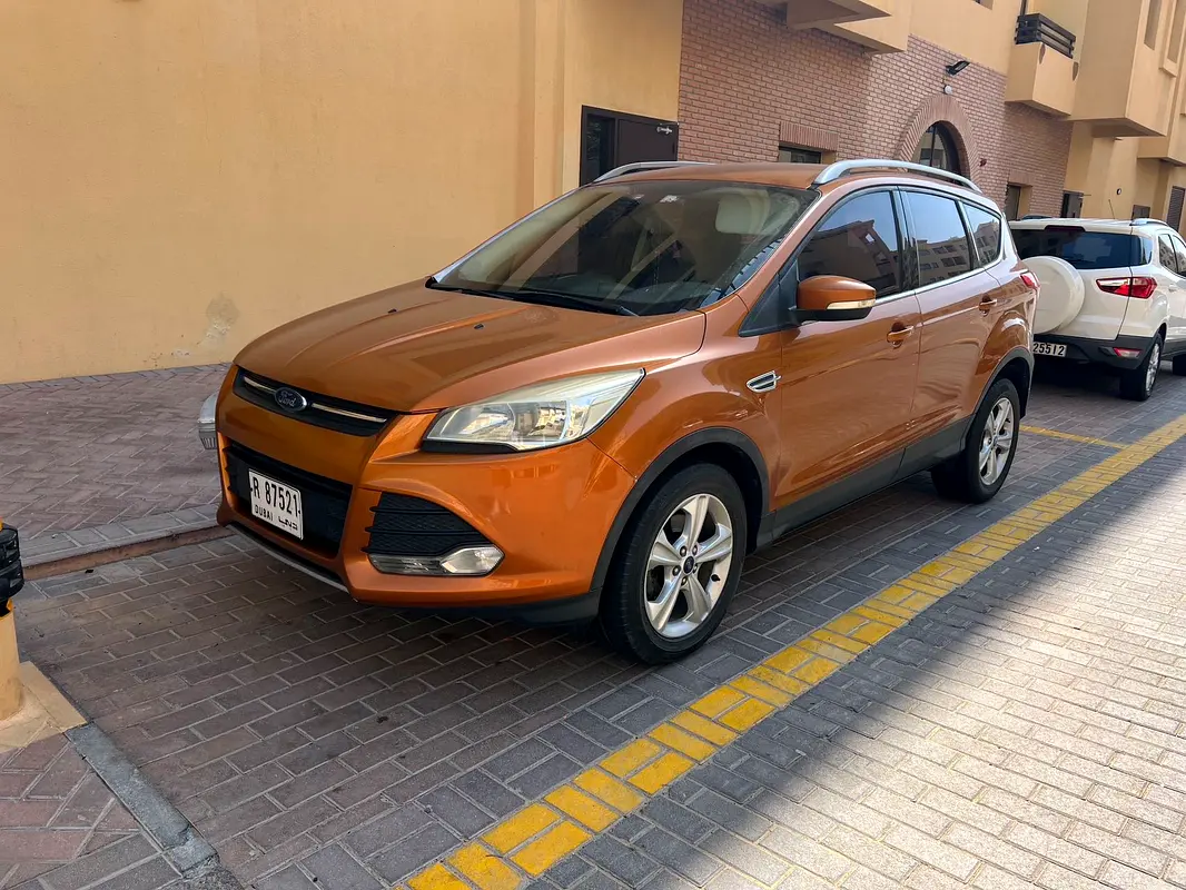 Ford Escape 2015 — photo 1 of 3