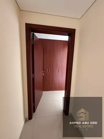 غرفتين ماستر صالة كبيرة مطبخ واسع و مجهز 3 حمام تشطيب راقي بلكون اطلالة بحرية خزائن حائط تكييف مجاني تسهيلات في الدفع قريب لمخرج دبي الشارقة