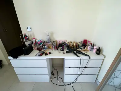 White Double Dresser / Makeup Vanity with 6 Drawers — great Condition and table top
